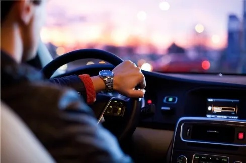 Чоловік за кермом автомобіля